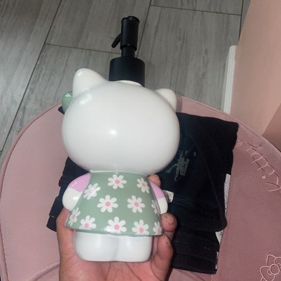 NEW Hello kitty Soap Dispenser - Picture 2 of 3
